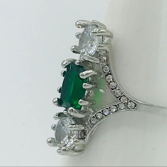 FAUX EMERALD & DIAMOND COCKTAIL RING - Picture 2 of 5